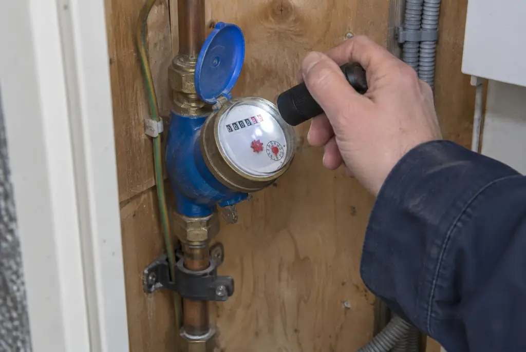 Lekdetectie Drunen – watermeter in de meterkast controleren met een zaklamp